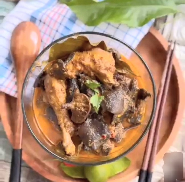 Gulai jamur Kulat Pelawan menjadi menu andalan restoran besar di Indonesia. [Instagram]